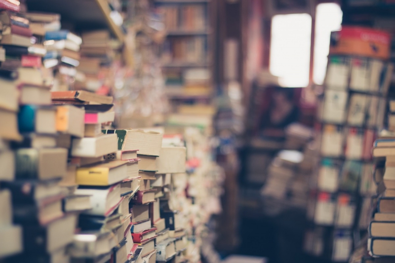 ecommerce-HYERES-min_books_stack_book_store_stack_of_books_2nd_hand_retro_hipster_shop-829090