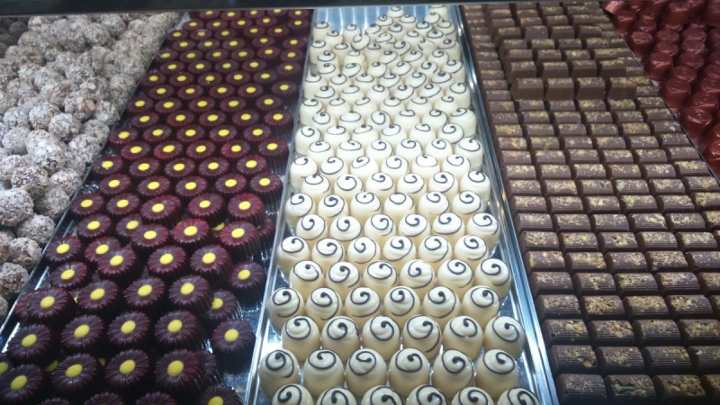 ecommerce-HYERES-min_chocolates_milk_chocolate_white_chocolate_truffles_candy_food_treat_cacao-1213769