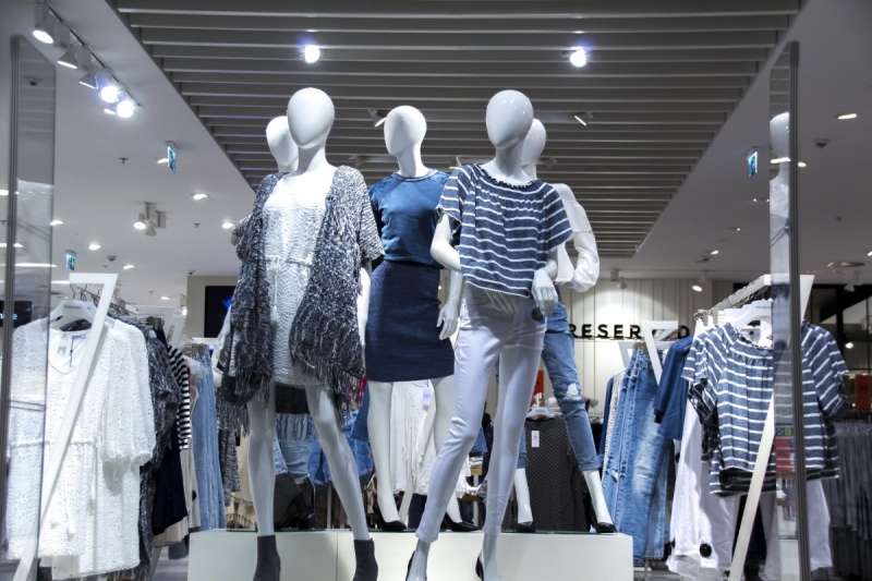 ecommerce-HYERES-min_shopping_mall_shop_windows_fashionable_clothes_feminine_weakness_the_temptation_slender_women_mannequin_lifestyle-1044785